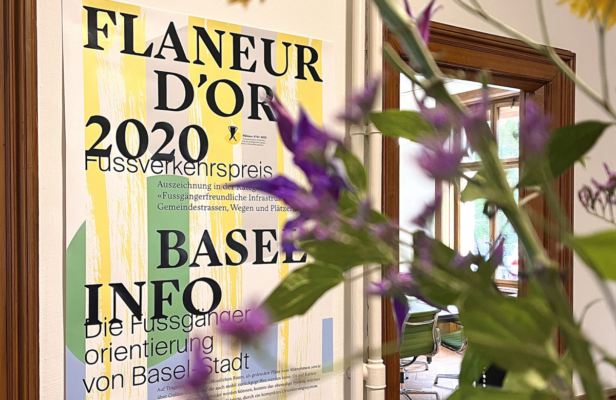 Fröhliche Bürostimmung mit Flâneur d’Or 2020 Plakat und Blumen