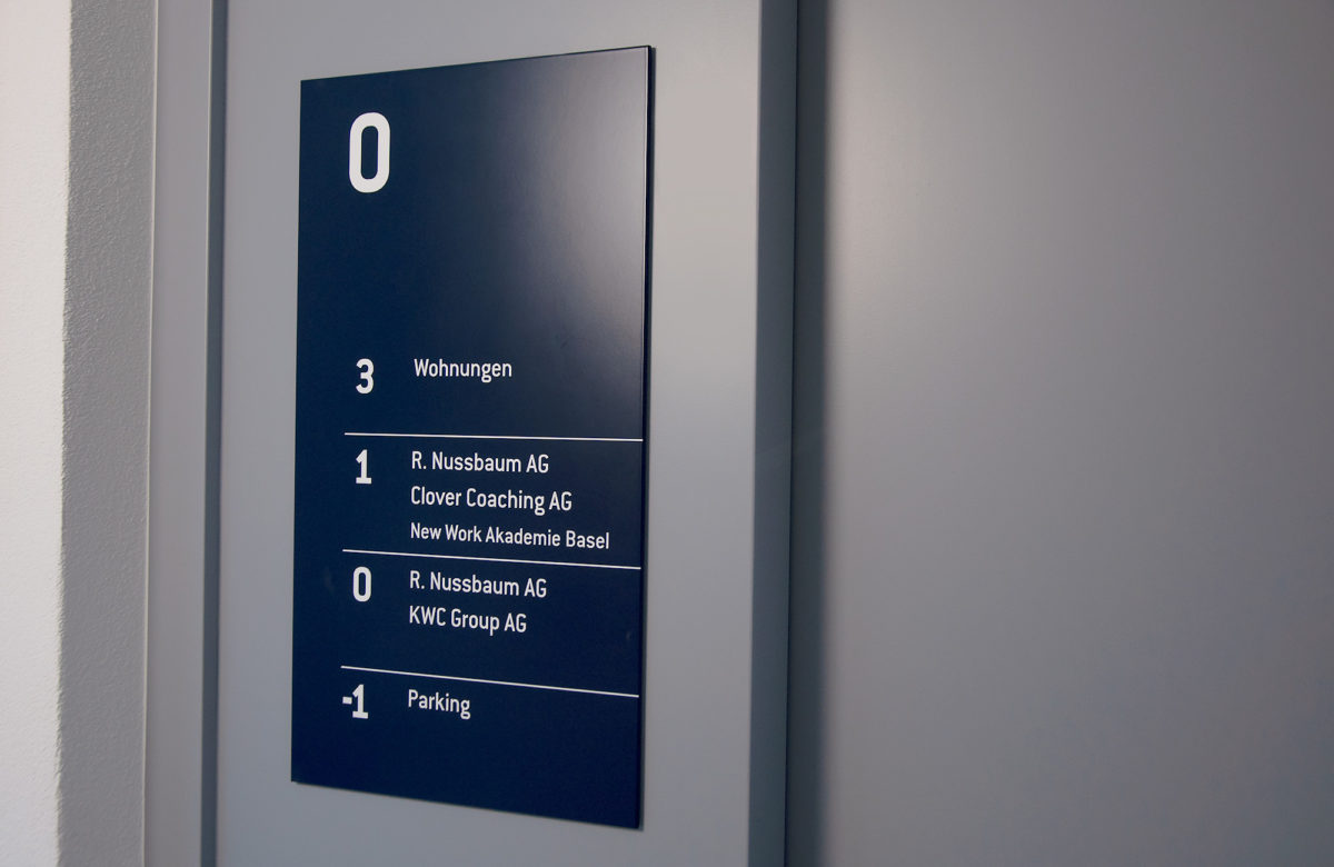 «Fin de Chantier»-Ausflug zur neuen Wohnüberbauung am Riehenring, Basel. Nur wenige, übersichtliche Elemente – am richtigen Ort platziert – helfen Ortsunkundigen bei der Orientierung.