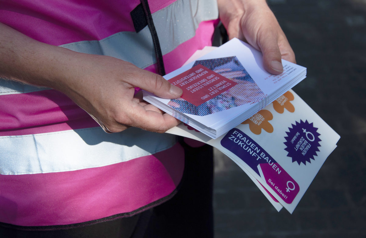 Unterstützung des Netzwerks frau+sia Basel am diesjährigen Frauenstreiktag mit der Gestaltung von Banner und Sticker